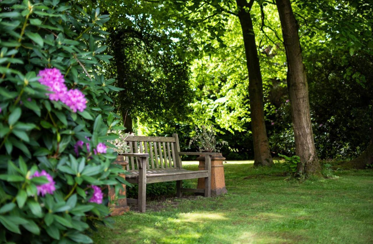 Statham Lodge Hotel Warrington Esterno foto